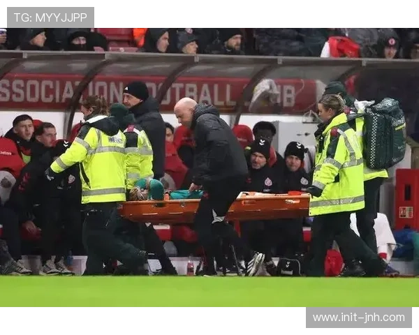 远藤航脚踝严重受伤被担架抬离，利物浦防线再遭打击