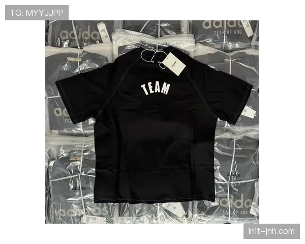 王嘉尔品牌TEAMWANGdesign与巴黎圣日耳曼联名,球员全员上身新球衣 王嘉尔品牌TEAMWANGdesign与巴黎圣日耳曼联名,球员全员上身新球衣